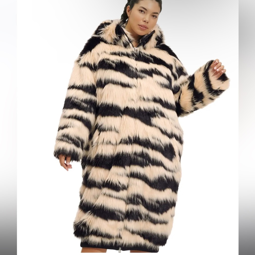 Brand New no tags UGG

Koko Oversized Faux Fur Coat